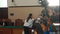 Nikita Mirzani hari ini menjalani sidang dengan agenda putusan sela. (Foto: Muhammad Ahsan Nurrijal)