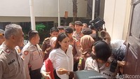 Nikita Mirzani tetap tebar senyuman sebelum sidang ke awak media. (Foto: Muhammad Ahsan Nurrijal)