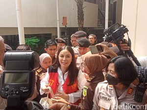 Disebut Bakal Seru, Nikita Mirzani Bakal Bertemu Reza Gladys di Sidang?