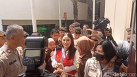 Dilihat saat tiba di Pengadilan Negeri Jakarta Selatan, Nikita Mirzani memakai rompi merah yang di dalamnya berkemeja putih. Sementara, untuk bawahannya ia memakai celana panjang hitam. (Foto: Muhammad Ahsan Nurrijal)