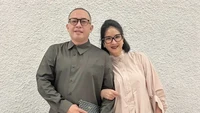 Di Instagram, Novita Angie menuliskan ucapan manis untuk Sapto Haryo Rajasa. 24 tahun yang lalu, aku berkata ya padamu dan setiap hari sejak itu. Aku akan memilihmu lagi, tulisnya. (Foto: dok Instagram novitaangie)