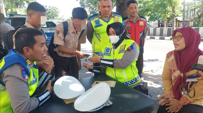 Petugas saat melaksanakan Operasi Patuh Candi 2025 di Semarang, Kamis (17/7/2025).