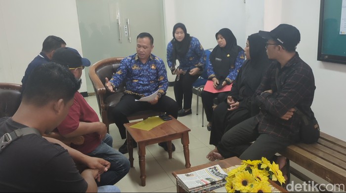 Para mandor dan pemilik warung di Stadion Surajaya yang utangnya belum dibayar saat melapor ke Kantor Disnaker Lamongan.