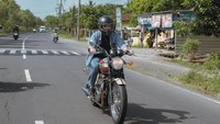 Parto Patrio pakai motor Raffi Ahmad saat jalan-jalan di Mandalika. (Foto: dok Instagram raffinagita1717)