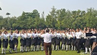 Kepala BPIP KH Yudian Wahyudi menyampaikan arahan langsung kepada anggota Paskibra. Ia mengajak putra-putri dari 38 provinsi tersebut bersemangat selama menjalani karantina dan latihan. Foto: Cicin Yulianti/detikEdu