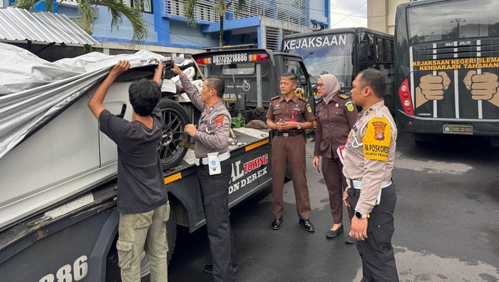 Pelimpahan tersangka dan barang bukti kasus kecelakaan BMW yang menewaskan Argo Ericko Achfandi ke Kejaksaan Negeri Sleman, Rabu (16/7/2025).
