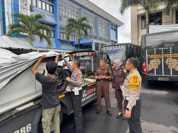 Pelimpahan tersangka dan barang bukti kasus kecelakaan BMW yang menewaskan Argo Ericko Achfandi ke Kejaksaan Negeri Sleman, Rabu (16/7/2025).