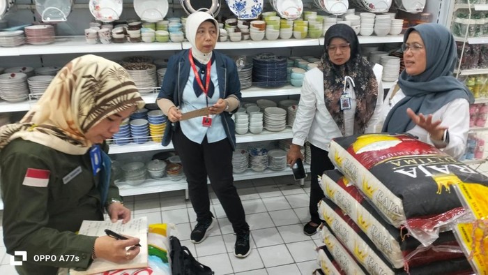 Pemprov Jambi saat melakukan sidak toko ritel penjual beras diduga oplo