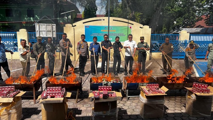 Pemusnahan barang ilegal di Langsa, Aceh. (Foto: Istimewa)