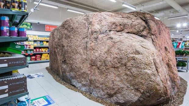 Penampakan Batu Besar Berusia Ribuan Tahun di Dalam Supermarket di Haabneeme, Estonia.