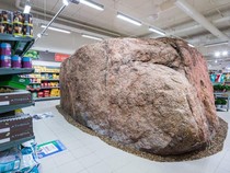 Unik! Penampakan Batu Besar Berusia Ribuan Tahun di Dalam Supermarket