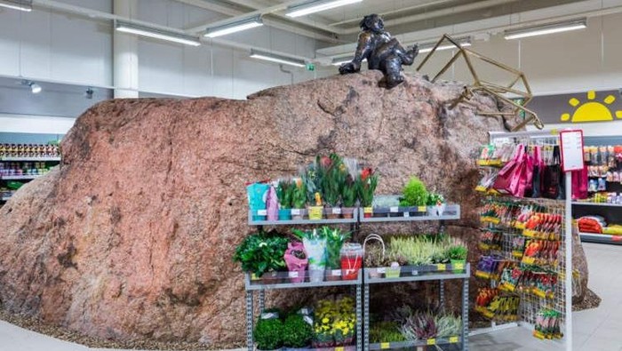 Penampakan Batu Besar Berusia Ribuan Tahun di Dalam Supermarket di Haabneeme, Estonia.