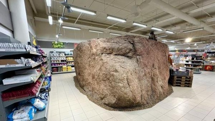 Penampakan Batu Besar Berusia Ribuan Tahun di Dalam Supermarket di Haabneeme, Estonia.