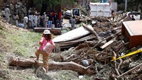 Banjir yang dipicu hujan deras meninggalkan tumpukan puing di jalanan Zapopan, Meksiko. Petugas bekerja cepat untuk menormalkan kondisi. REUTERS/Michelle Freyria