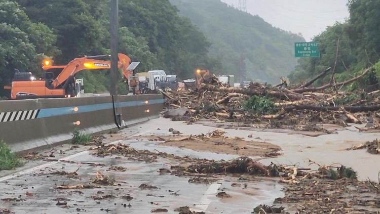 Penampakan Tanah Longsor Akibat Hujan Deras di Korea Selatan