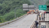 Peringatan tanah longsor dinaikkan ke level tertinggi untuk beberapa wilayah termasuk Chungcheong karena hujan deras terus berlanjut, menurut Dinas Kehutanan Korea. Foto: Park Jin Dong/via REUTERS