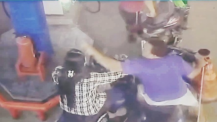 Pengendara perempuan di Karawang dianiaya pengendara pria di SPBU Karawang. Penganiayaan dipicu antrean pengisian bensin.