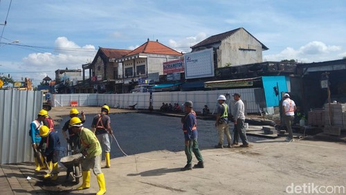 Pengerjaan perbaikan jalan di Desa Bajera diperkirakan rampung pada Sabtu (19/7/2025).