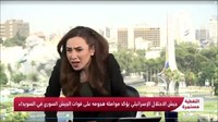 Dalam rekaman yang viral, penyiar terlihat buru-buru kabur saat ledakan besar terjadi di belakangnya. (REUTERS/Syria TV)