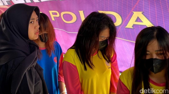 Deretan tersangka perdagangan bayi yang diungkap Polda Jabar.