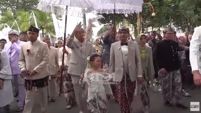 Sebelum melakukan ijab kabul, Maula Akbar dan Dedi Mulyadi lebih dulu melakukan iring-iringan bersama keluarga yang membawa sederet marah pernikahan. Foto: YouTube Kang Dedi Mulyadi