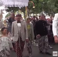 Sebelum melakukan ijab kabul, Maula Akbar dan Dedi Mulyadi lebih dulu melakukan iring-iringan bersama keluarga yang membawa sederet marah pernikahan. Foto: YouTube Kang Dedi Mulyadi