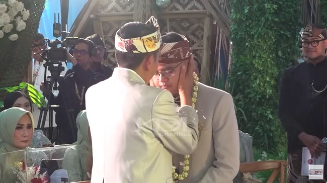 Pernikahan Maula Akbar sendiri diketahui berubah konsep. Awalnya ia dan Putri berencana menikah sederhana di KUA tapi akhirnya berubah atas permintaan orang tua. Foto: YouTube Kang Dedi Mulyadi