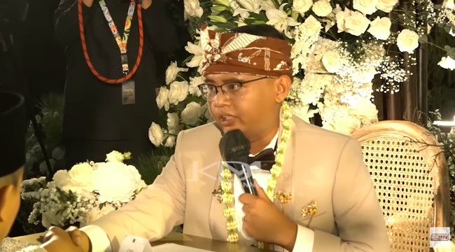 Akad nikah yang dilangsungkan di Gedung Pendopo Garut berjalan dengan lancar setelah Maula melafalkannya dengan satu tarikan napas. Foto: YouTube Kang Dedi Mulyadi