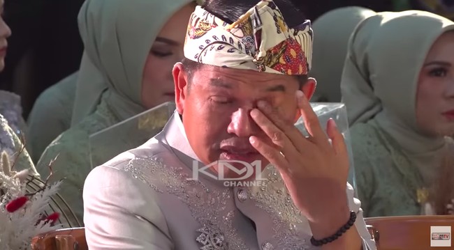 Begini keharuan Dedi Mulyadi setelah anaknya resmi menikah.  Foto: YouTube Kang Dedi Mulyadi