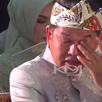 Begini keharuan Dedi Mulyadi setelah anaknya resmi menikah.  Foto: YouTube Kang Dedi Mulyadi