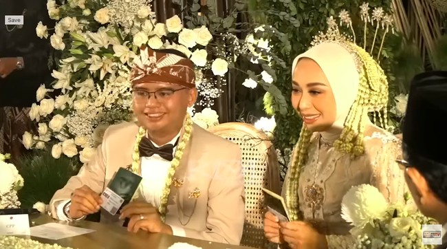 Setelah akad, barulah Putri Karlina dipanggil untuk menemui suaminya. Wanita yang sudah punya tiga anak dari pernikahan sebelumnya itu manglingi dengan kebaya putih. Foto: YouTube Kang Dedi Mulyadi