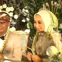 Setelah akad, barulah Putri Karlina dipanggil untuk menemui suaminya. Wanita yang sudah punya tiga anak dari pernikahan sebelumnya itu manglingi dengan kebaya putih. Foto: YouTube Kang Dedi Mulyadi