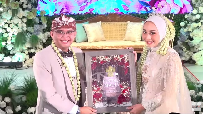 Begini potret sumringah Akbar Maulana setelah memperistri pejabat yang pernah bekerja sebagai dokter gigi tersebut. Foto: YouTube Kang Dedi Mulyadi