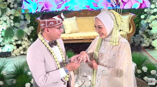 Setelah proses ijab kabul, mereka juga saling memakaikan cincin. Foto: YouTube Kang Dedi Mulyadi