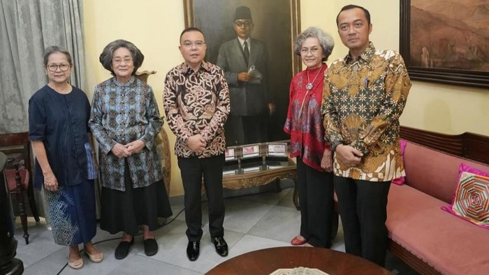 Wakil Ketua DPR RI Sufmi Dasco Ahmad dan Menteri Sekretaris Negara (Mensesneg) Prasetyo Hadi menyambangi kediaman Wapres ke-1 RI Mohammad Hatta (Bung Hatta).