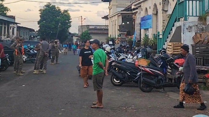 Petugas gabungan saat menertibkan pedagang yang berjualan di Terminal Amlapura melebihi batas waktu yang disepakati, Kamis (17/7/2025).