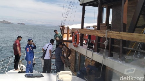 Petugas Imigrasi Kelas Il TPl Labuan Bajo memeriksa dokumen keimigrasian WNA di kapal pinisi di perairan Labuan Bajo, Manggarai Barat, NTT, Rabu (16/7/2025). (Foto: Ambrosius Ardin/detikBali)