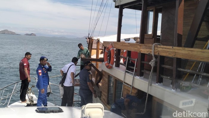 Petugas Imigrasi Kelas Il TPl Labuan Bajo memeriksa dokumen keimigrasian WNA di kapal pinisi di perairan Labuan Bajo, Manggarai Barat, NTT, Rabu (16/7/2025). (Foto: Ambrosius Ardin/detikBali)