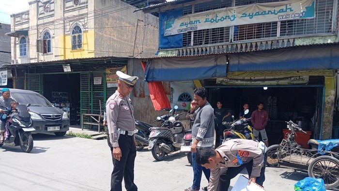 Petugas kepolisian saat olah TKP kecelakaan.