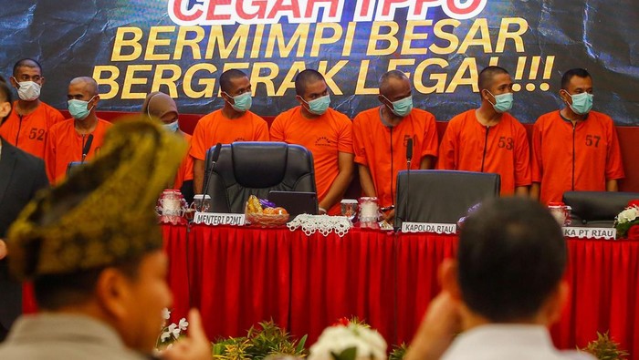 Polda Riau menggelar konferensi pers penangkapan 11 tersangka kasus TPPO dalam pengiriman pekerja migran ilegal di Dumai dan Bengkalis, Kamis (17/7/2025).