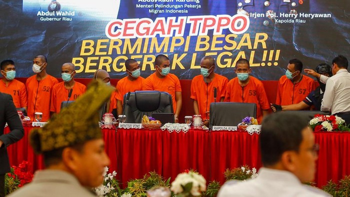 Polda Riau menggelar konferensi pers penangkapan 11 tersangka kasus TPPO dalam pengiriman pekerja migran ilegal di Dumai dan Bengkalis, Kamis (17/7/2025).