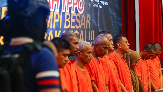 Polda Riau menggelar konferensi pers penangkapan 11 tersangka kasus TPPO dalam pengiriman pekerja migran ilegal di Dumai dan Bengkalis, Kamis (17/7/2025).