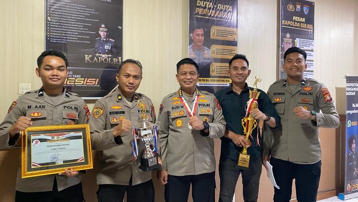 Polda Sulsel mampu menyabet juara dua tenis beregu dan juara tiga perseorangan dalam ajang kejuaraan tenis Kapolri Cup 2025 dalam rangka HUT Bhayangkara ke-79. Reinhard/detikSulsel