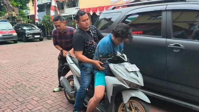 Polisi menangkap jagoan kampung di Jakbar yang sering memalak sopir travel.