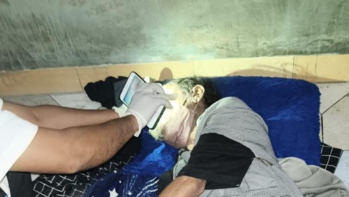 Polisi saat melakukan olah tempat kejadian perkara (TKP) di kos tempat Syamsurodi ditemukan tewas. (Foto: dok. Polsek Sandubaya/detikBali).