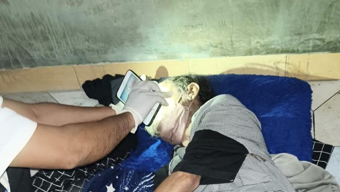 Polisi saat melakukan olah tempat kejadian perkara (TKP) di kos tempat Syamsurodi ditemukan tewas. (Foto: dok. Polsek Sandubaya/detikBali).