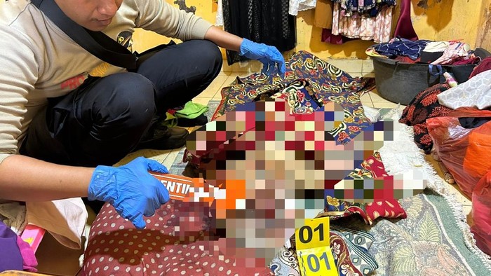Polisi saat melakukan olah TKP nenek di Lampung Timur yang ditemukan tewas dalam kamarnya