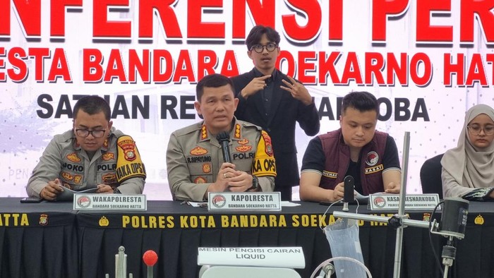 Polres Bandara Soetta tangkap 4 WNA terkait narkoba vape, Kamis (17/7/2025).