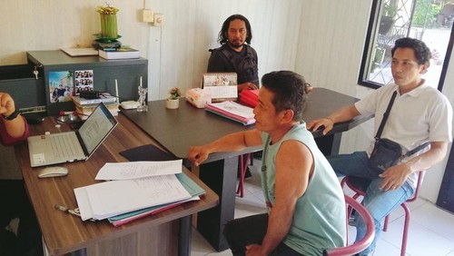 Polsek Sandubaya menangkap pria berinisial M lantaran diduga telah menganiaya dan menendang temannya ke sungai hingga tewas. (Foto: Dok. Polsek Sandubaya)