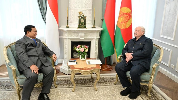 Presiden Prabowo Subianto sempat singgah di kediaman Presiden Republik Belarus Aleksandr Lukashenko di tengah perjalanan kembali ke tanah air usai dari Prancis. (dok Biropers Setpres)